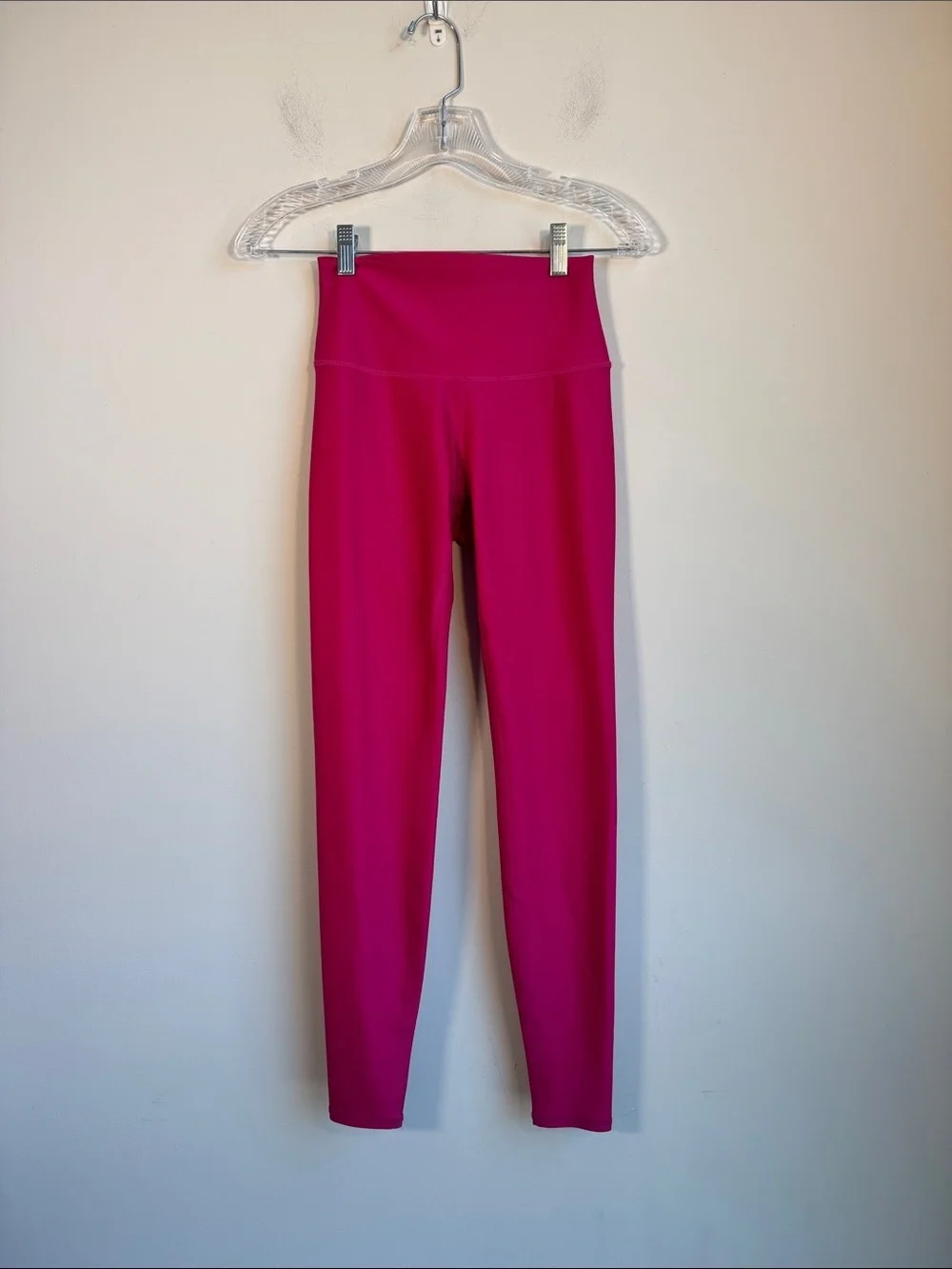 ALO Yoga High-Waist Airlift Leggings in Magenta Crush - XS